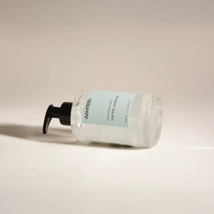 Flacon transparent de 200 ml du gel lavant AISHITERU avec étiquette élégante