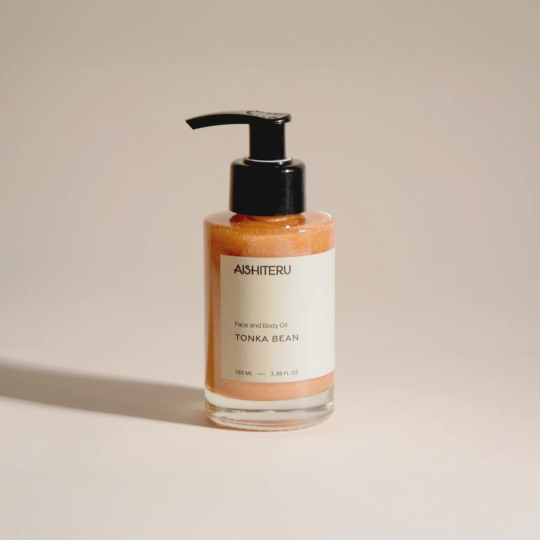 Flacon en verre contenant l’huile nacrée AISHITERU avec étiquette minimaliste, 100 ml